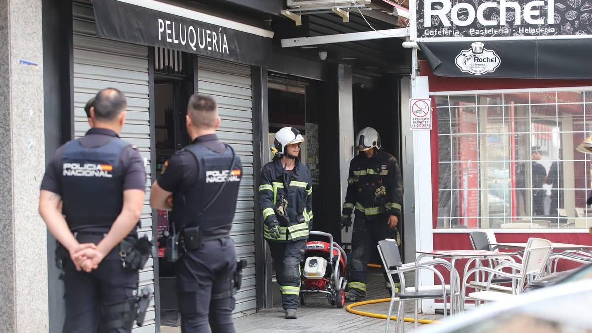 Bomberos actuando en el incendio en la cafetería Rochel de Córdoba.