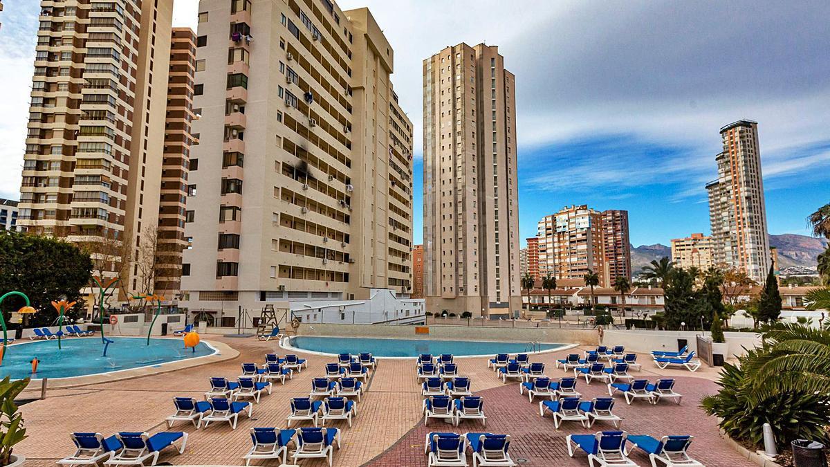 Hamacas vacías en la piscina de un establecimiento hotelero de Benidorm. |