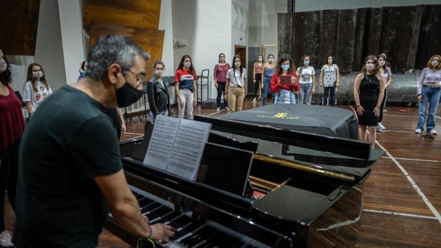 El coro de voces blancas.