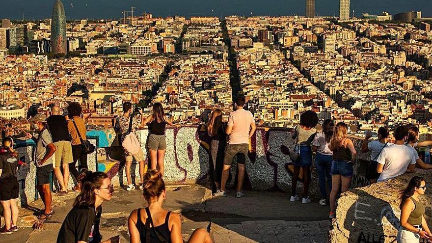 Turistes i ciudadans de Barcelona als búnquers del Carmel