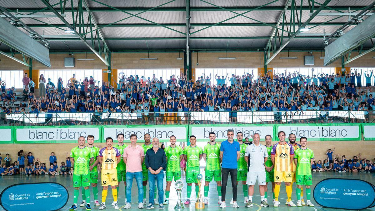 Foto de familia de los jugadores del Palma Futsal y los alumnos del Colegio Montesión.