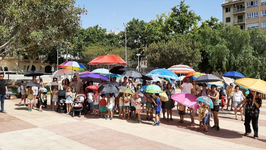 Vecinos de Plaza Patines reivindican una plaza con sombra y han participado en la 'sombrillada'.