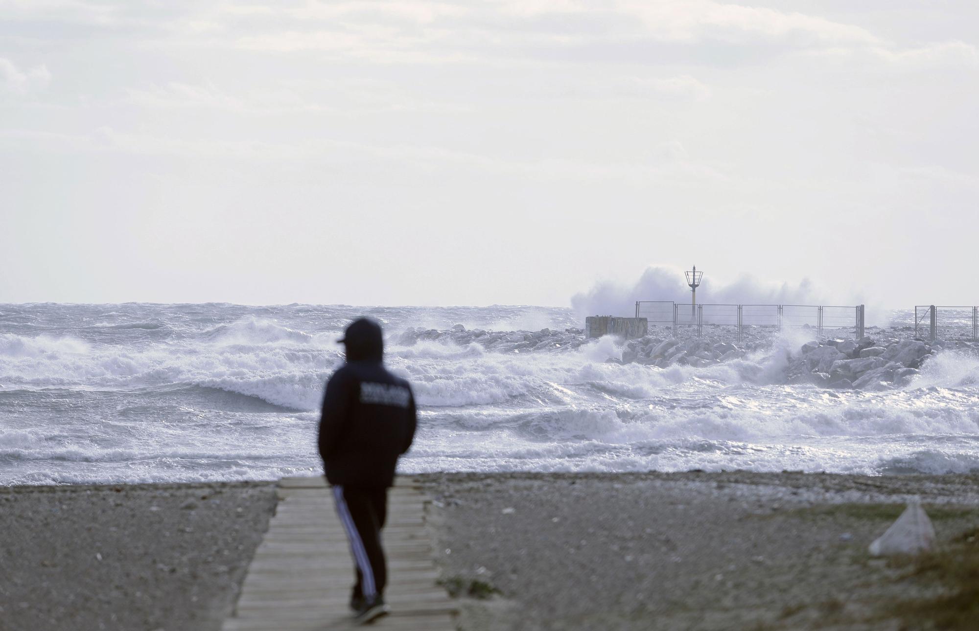 Fuerte oleaje en la playa de La Malagueta. EUROPA PRESS