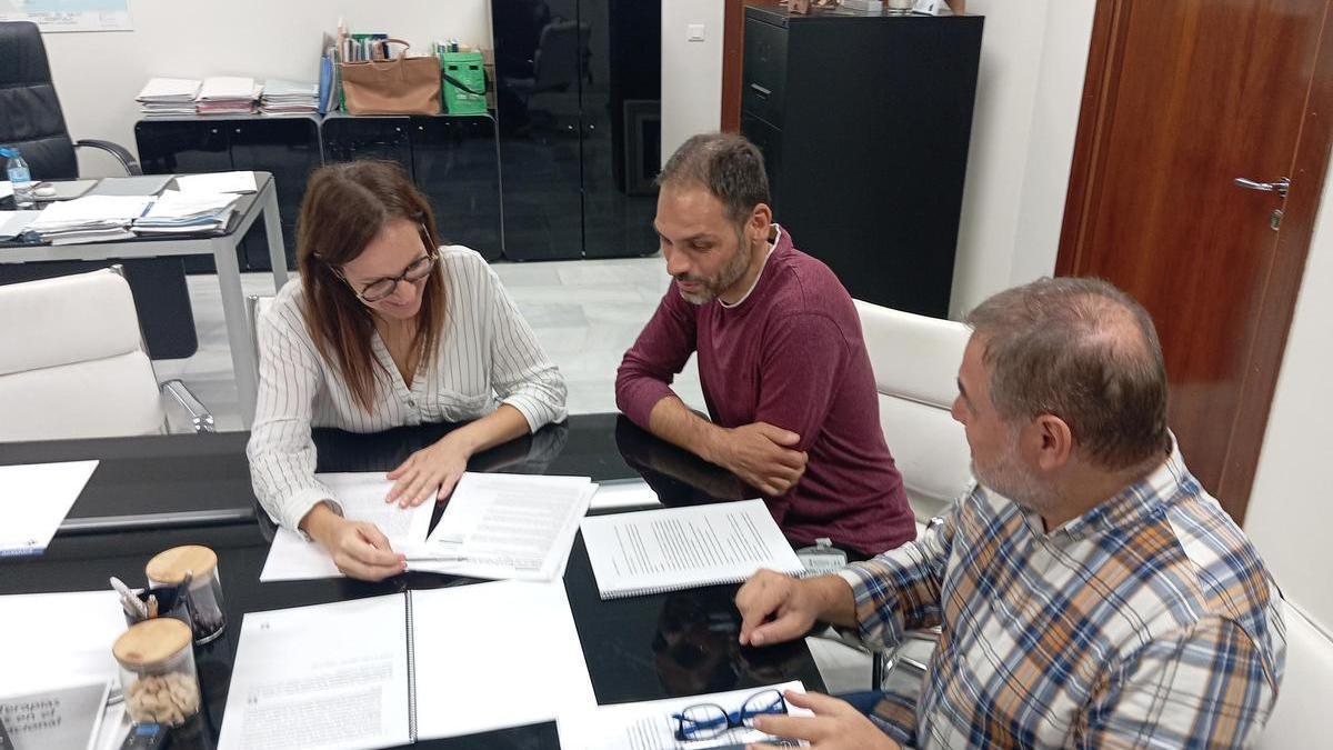 La reunión de Gustavo Bernat y Vicente Bernat (centro y derecha) con Elena Gras (izquierda).