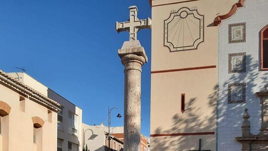 Pintada en la cruz, situada en la plaza del mismo nombre.