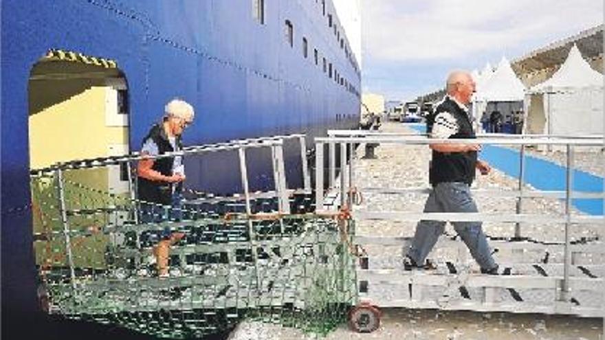 Los cruceristas fueron agasajados a su llegada a PortCastelló, ayer.