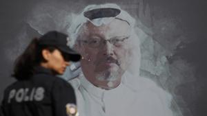 Una policía turca pasa frente una fotografía de Jamal Khashoggi en el acto en recuerdo del periodista asesinado celebrado en Estambul.