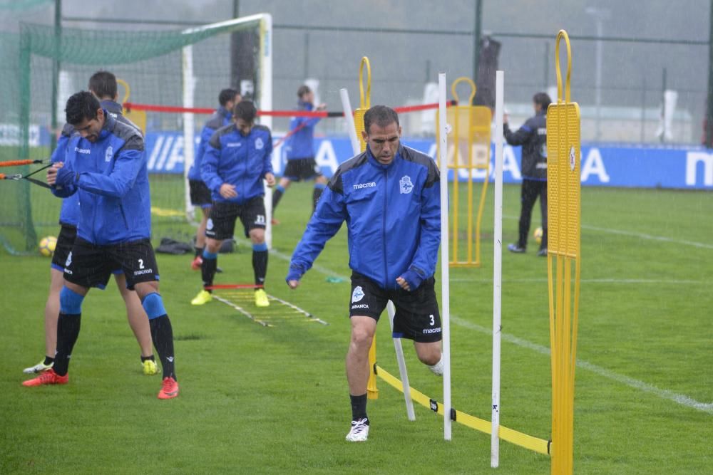 Cristóbal Parralo programó una sesión en Abegondo con ejercicios tácticos de ataque y defensa. El entrenamiento concluyó con un partido de once contra once.