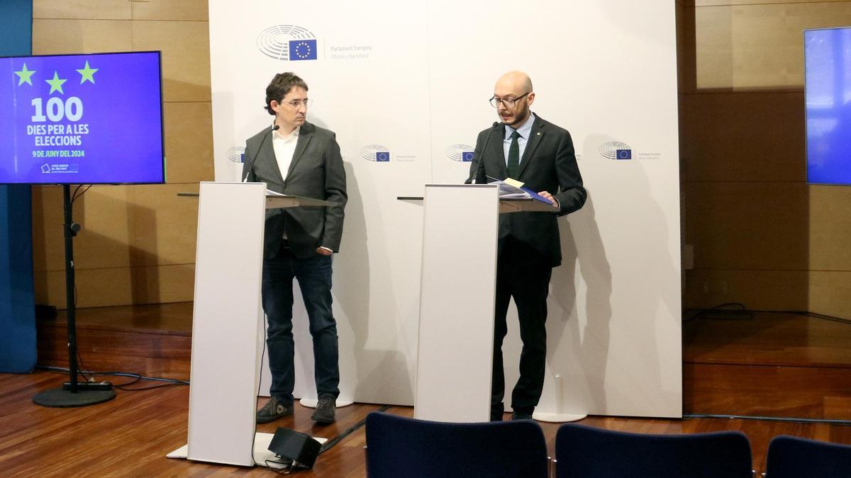 El director del Centre d'Estudis d'Opinió, Jordi Muñoz, i el director de l'oficina del Parlament Europeu a Barcelona, Sergi Barrera, presentant l'enquesta sobre percepció de temes relacionats amb la UE