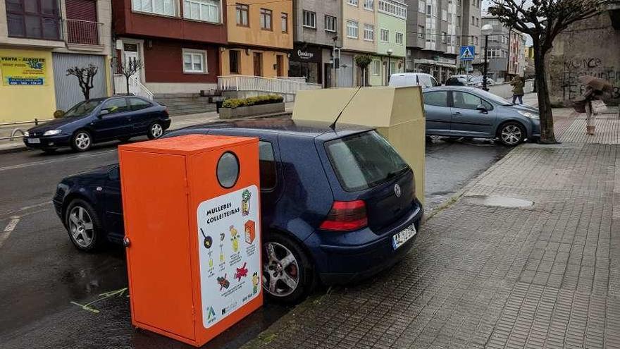 Contenedor de aceite doméstico usado ubicado delante del centro cívico de Meicende.