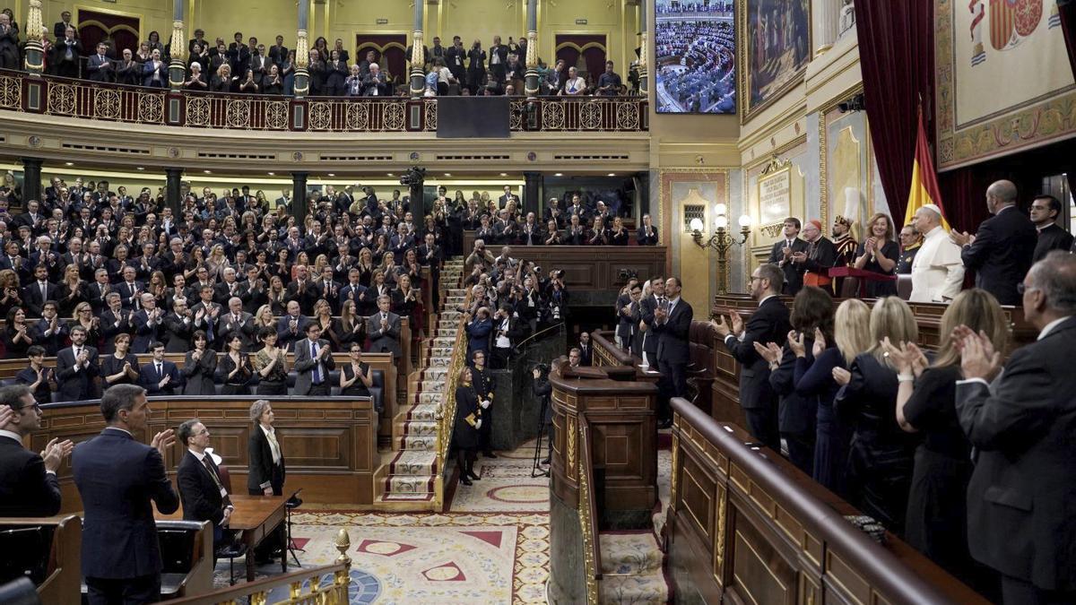 Les Corts aplaudeixen el Papa, ahir a Madrid. | JOSÉ LUIS ROCA