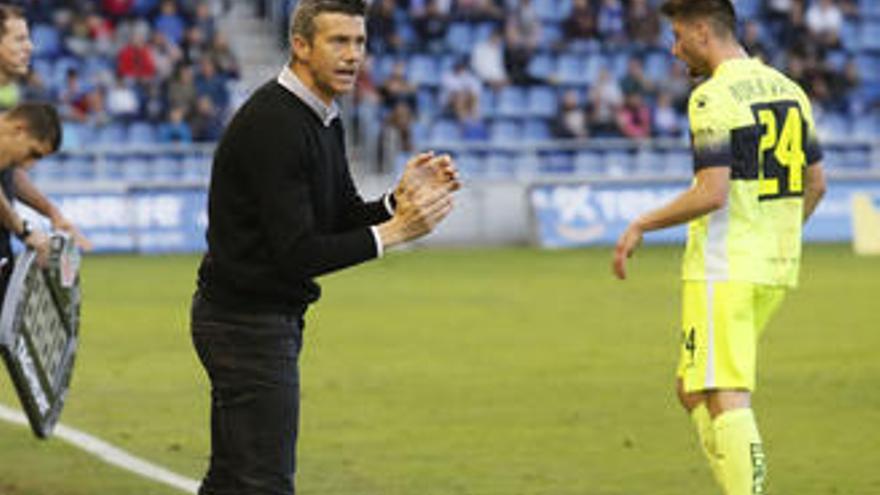 Borja Valle, junto al técnico del Tenerife Josep Lluis Martí