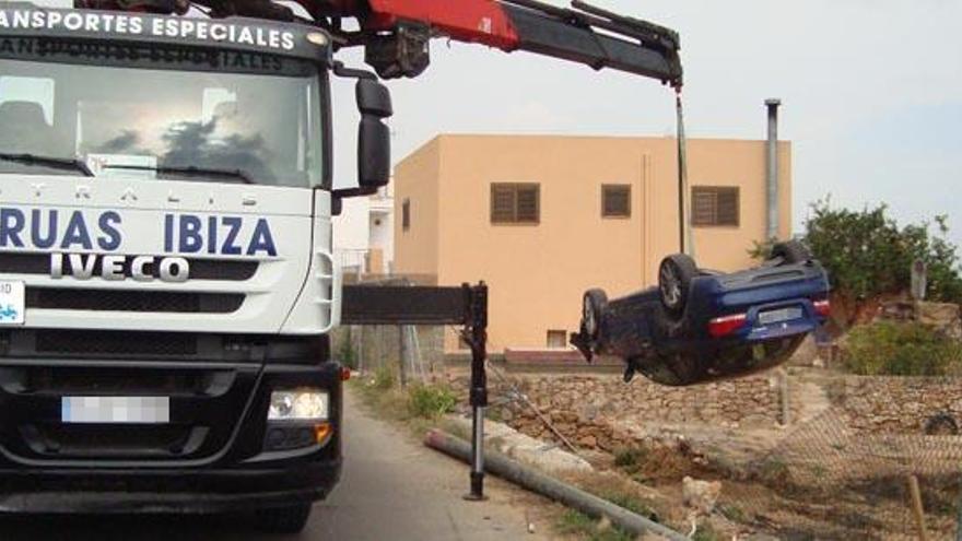 Imagen de archivo de un vehículo accidentado en el camí de sa Vorera.