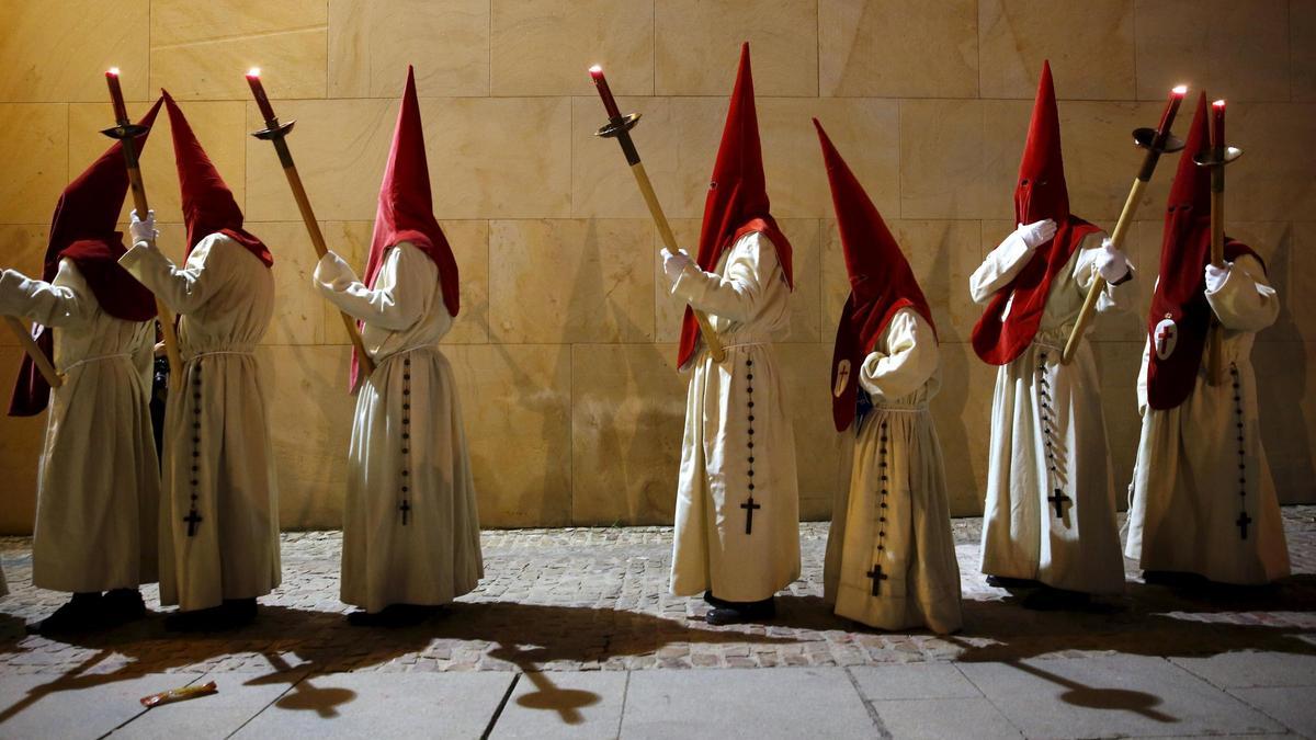 Penitentes del Cristo de las Injurias durante la procesión del Silencio durante la Semana Santa