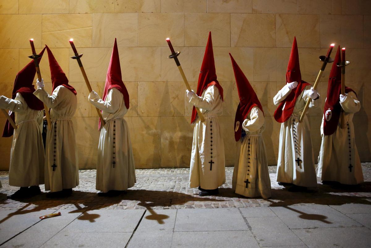 Penitentes del Cristo de las Injurias durante la procesión del Silencio durante la Semana Santa