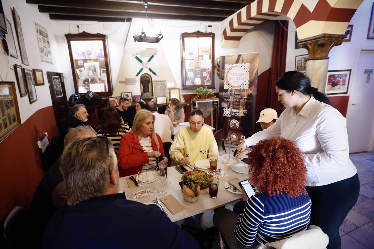 Interior de la taberna Santa Marina.