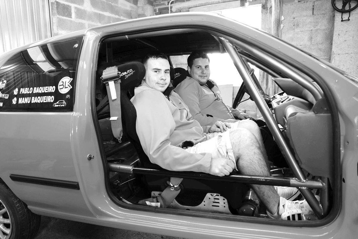 Pablo y Manu Baqueiro, en su nuevo coche (en blanco y negro para ocultar el color hasta la presentación del sábado).