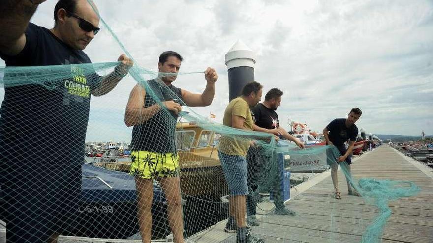 Los pescadores de Cambados sostienen que los delfines les causan graves daños económicos. // I.Abella