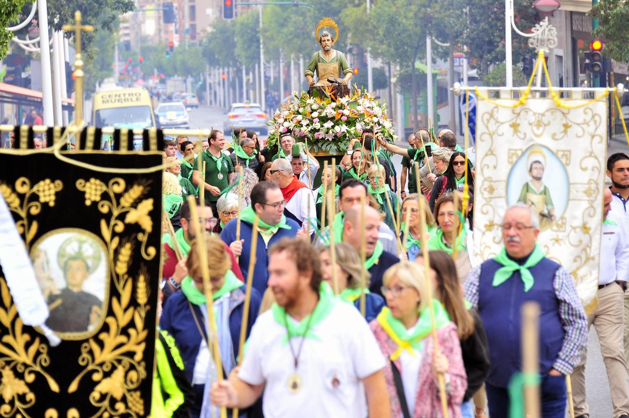 El patrón de los zapateros, protagonista en Elche entre tracas y vivas