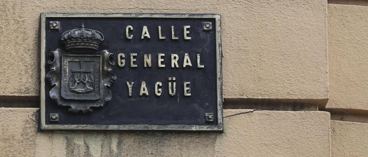 Placa de la calle General Yagüe.