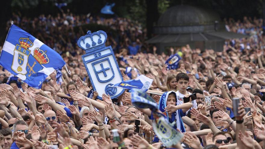 La celebración del ascenso del Oviedo en la plaza de la Escandalera. | MIKI LÓPEZ
