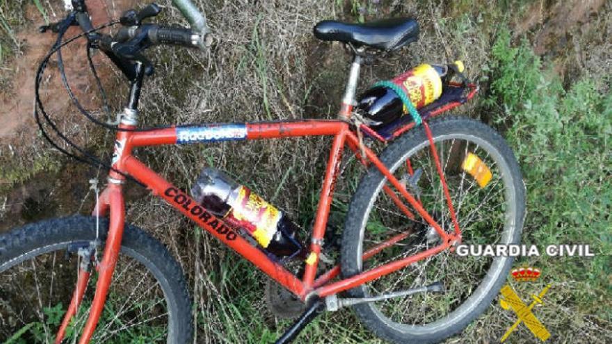 La bicicleta, con las botellas de vino.