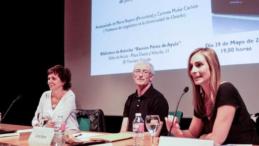 Por la izquierda, Carmen Muñiz, Juanjo Barral y Marta Reyero, ayer, durante la presentación del libro.