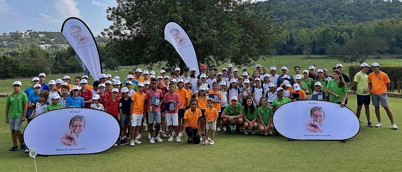 ‘Nils Dupin, siempre en nuestros corazones’, fue el lema del torneo de golf celebrado en Eivissa en su recuerdo.  | FBGOLF