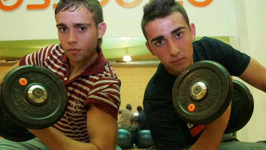 Una imagen de Paco Alcácer y Roger Martí levantando pesas cuando eran niños.