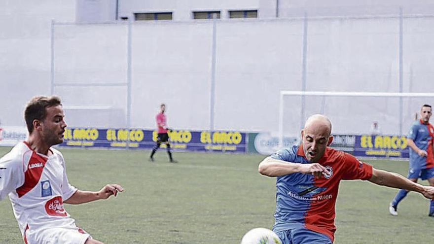 El azulgrana Dani López despeja el balón ante Manu.