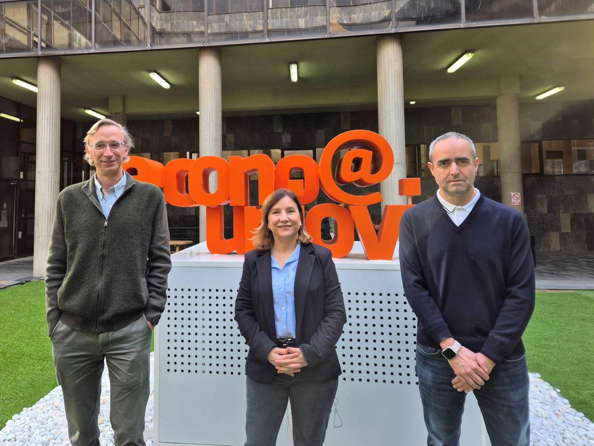 De izquierda a derecha, Pedro Lorca, Rosalva Pinto y Javier de Andrés, investigadores de la Universidad de Oviedo.