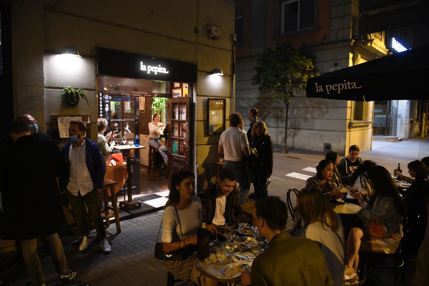 Terraza del restaurante La Pepita en la calle Córcega, en Barcelona.