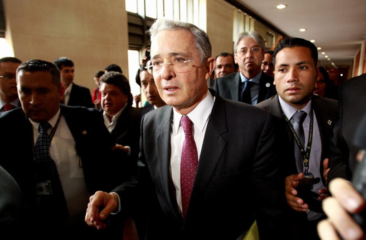 L’expresident Álvaro Uribe, després de retirar-se del debat al Congrés, dimecres a Bogotà.