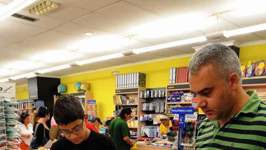 Clientes observando el material escolar en una librería. // I. Abella