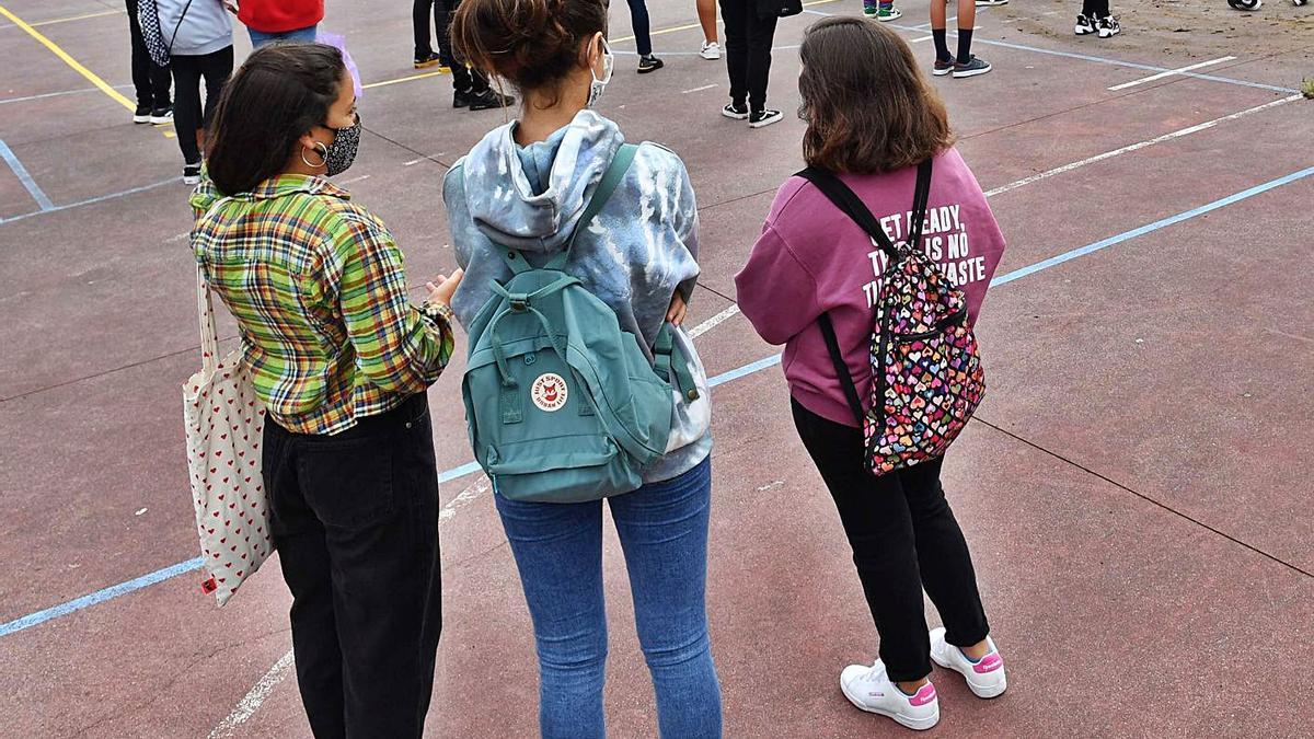 Tres estudiantes de Secundaria, en el patio de un centro educativo. |   // VÍCTOR ECHAVE