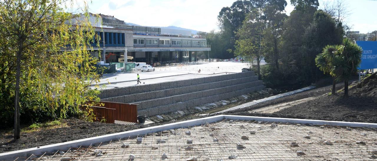 Zona acondicionada en el exterior de la estación de autobuses. // GUSTAVO SANTOS