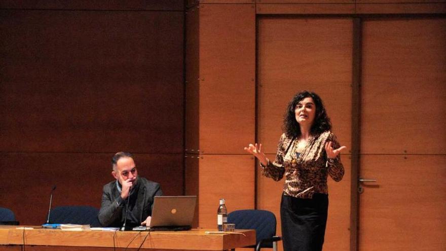 Fernando José Quintana, secretario de la Asociación Española de Coaching, y María Luisa de Miguel Corrales, en la conferencia.