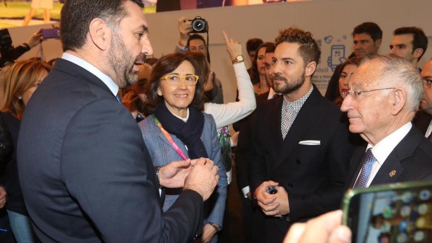 Los consejeros Fernández y Aguilar charlan con el cantante Bisbal.