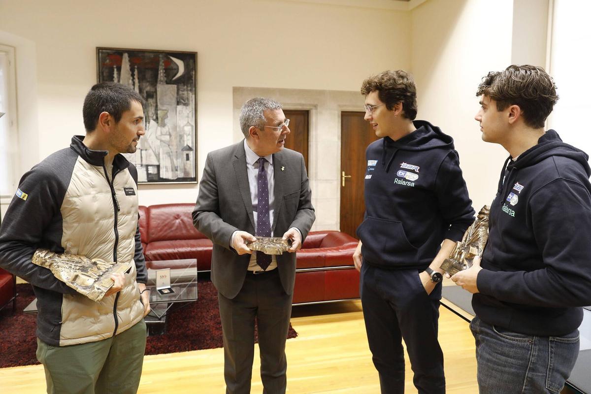 Girona. Diputacio. Miquel Noguer (president Diputacio) fa la rebuda institucional a Pau Navarro i Jan Rosa, guanyadors del Dakar en challenger; i Oriol Vidal, guanyador en stock