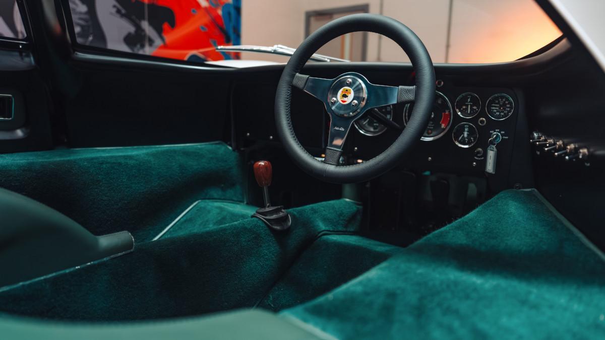 El habitáculo mezcla funcionalidad y personalidad: moqueta verde, volante de tres radios y una posición de conducción claramente enfocada al piloto.