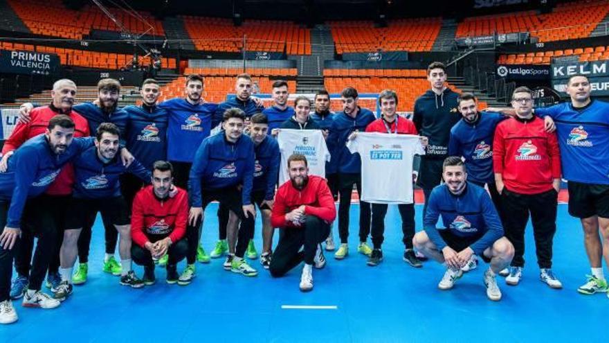 El jugador del Valencia Basket Josep Puerto y la atleta Carla Masip visitaron al Peníscola FS.