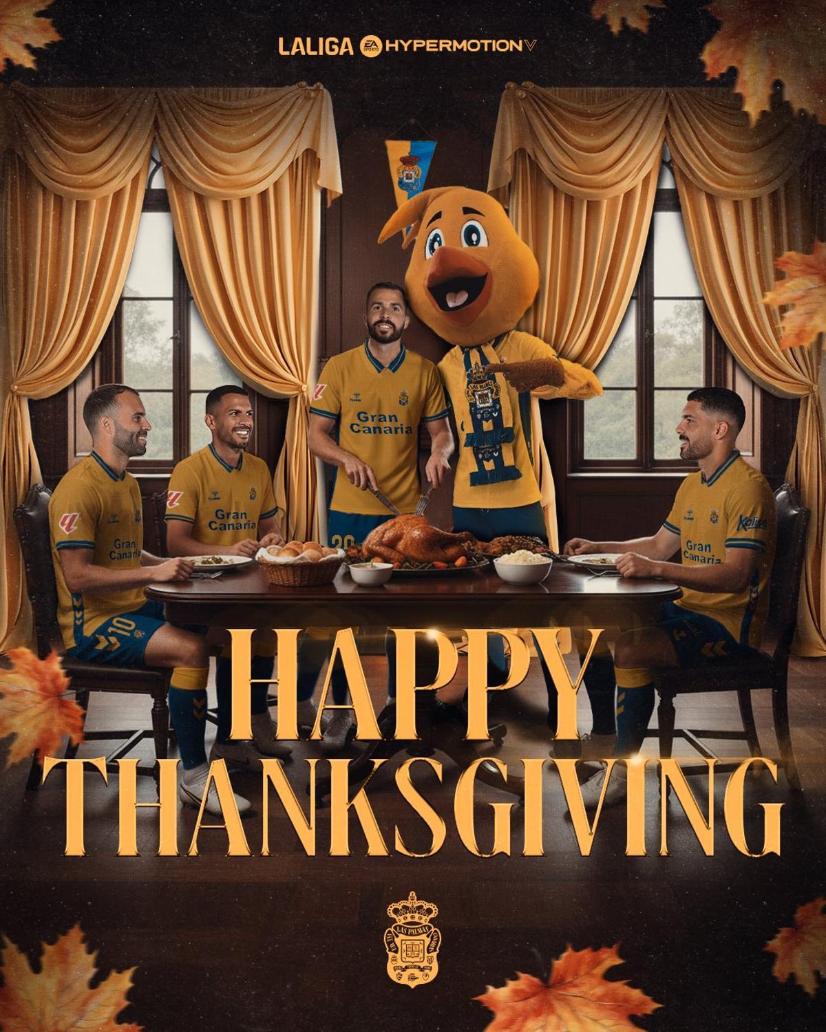 Imagen de la UD Las Palmas para felicitar el Día de Acción de Gracias, con Kirian troceando el pollo, en una mesa con Súarez, Jesé y Viera.