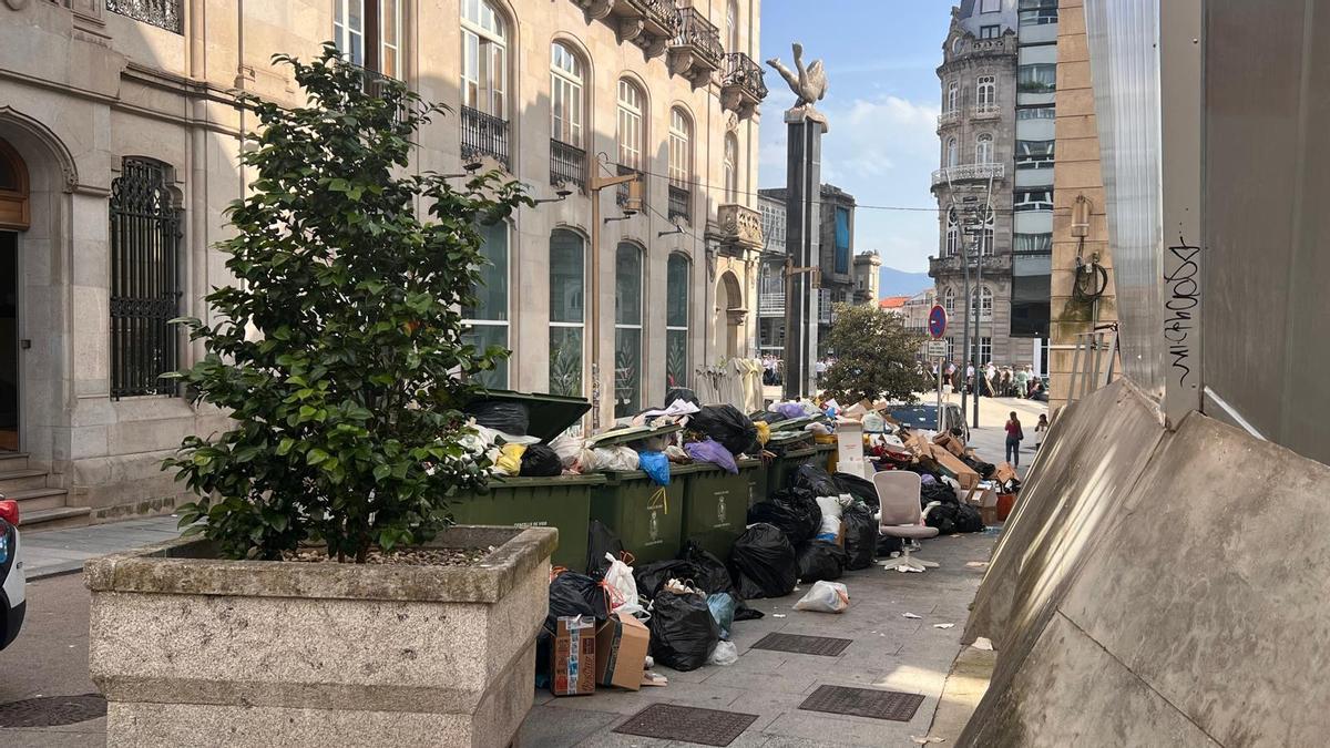 Las bolsas y desperdicios se acumulan en Vigo por la huelga de basura