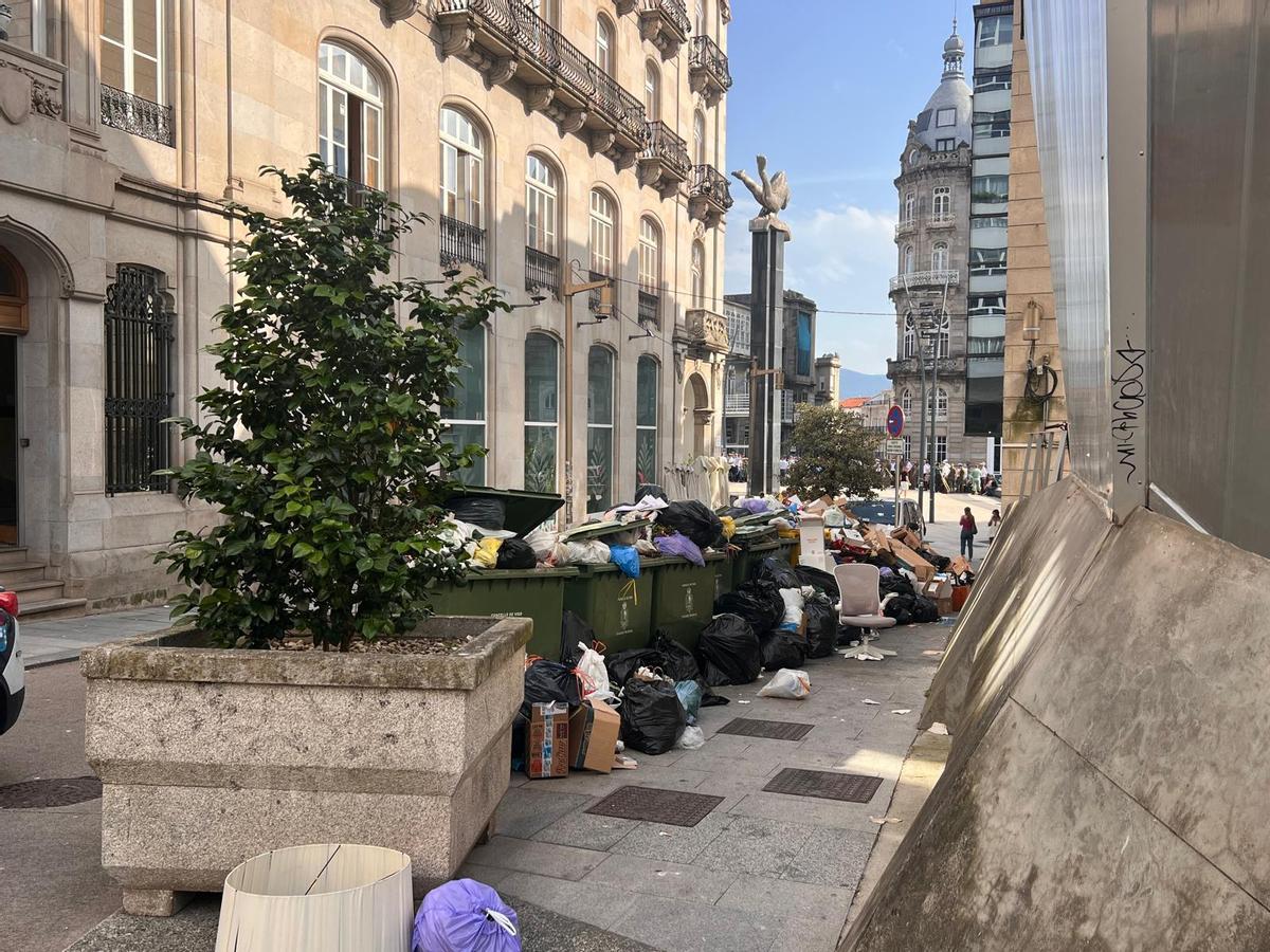 Las bolsas y desperdicios se acumulan en Vigo por la huelga de basura