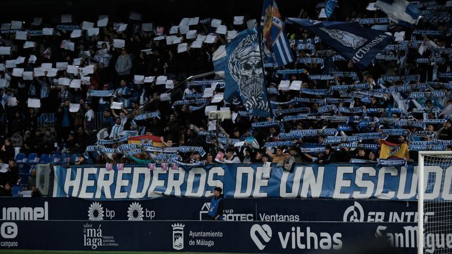 Los aficionados blanquiazules, durante un partido de esta temporada en La Rosaleda.