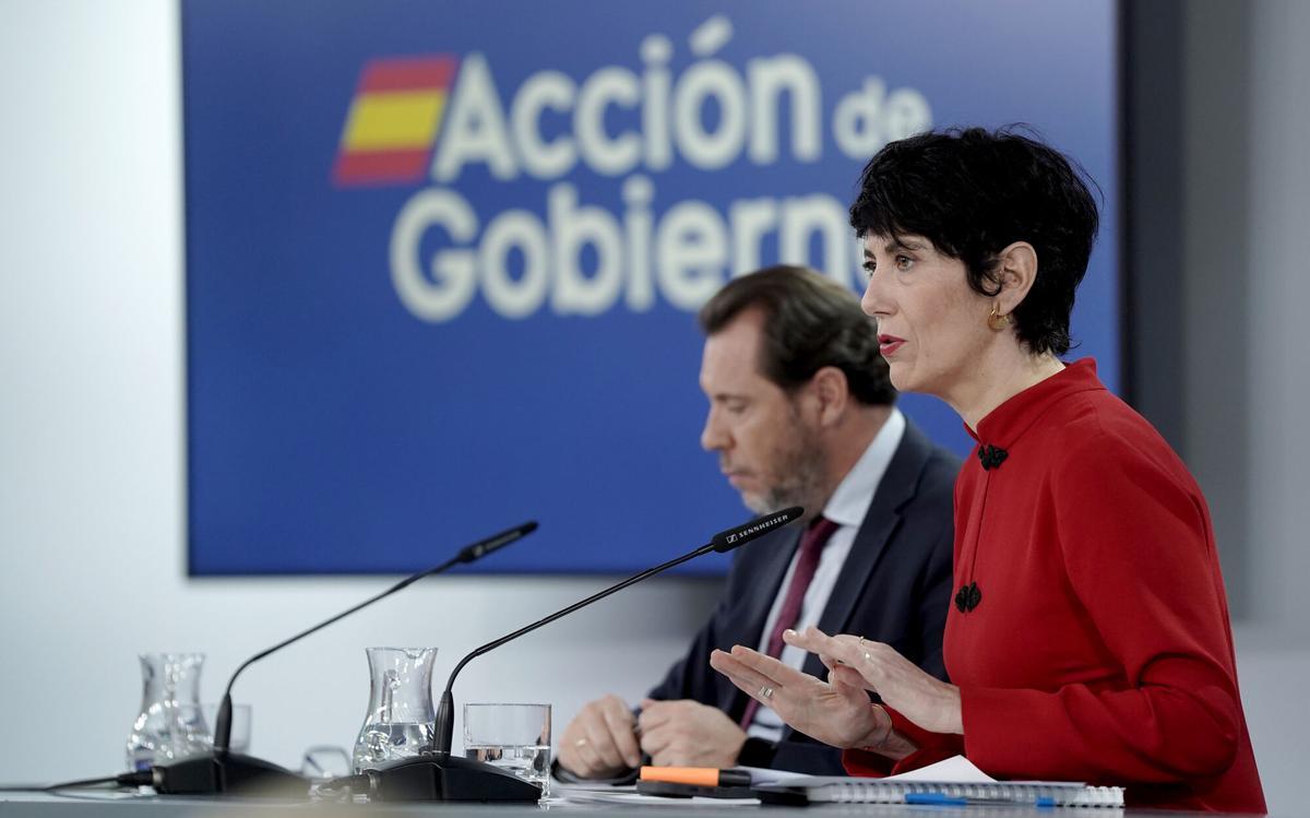 La ministra Portavoz, Elma Saiz, junto al ministro de Transportes y Movilidad Sostenible, Óscar Puente, durante la rueda de prensa posterior al Consejo de Ministros.