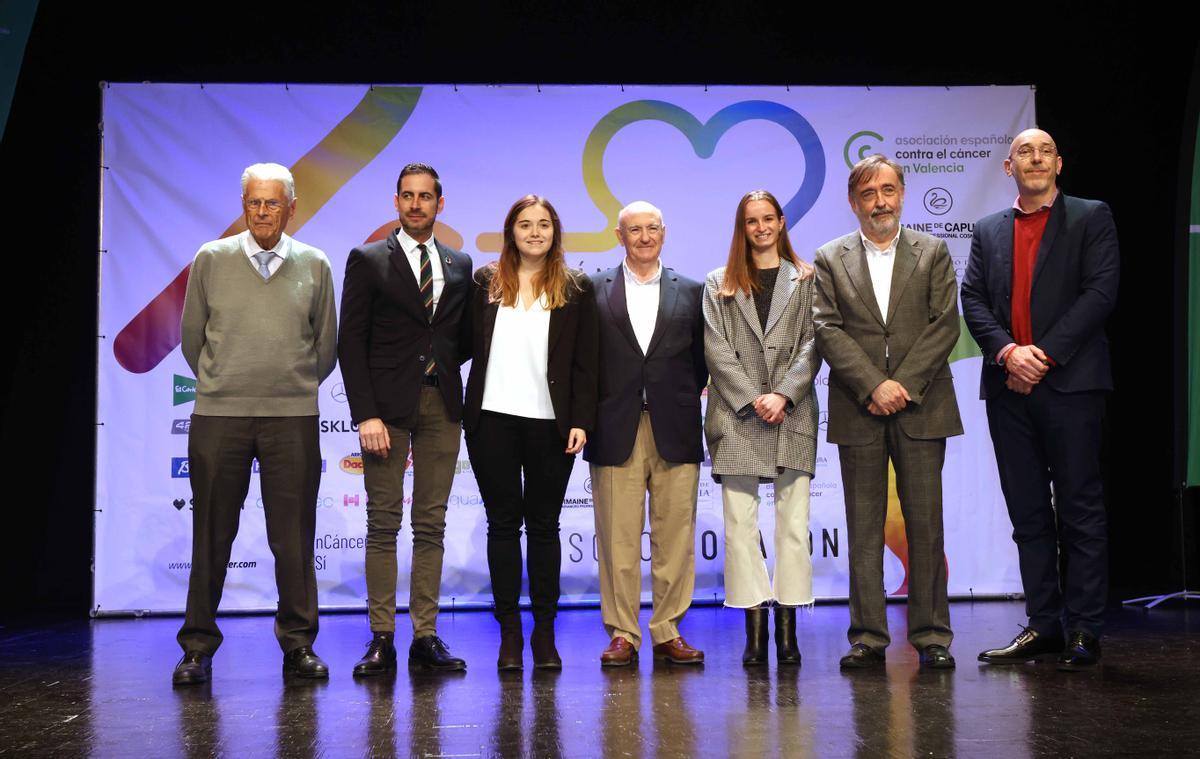 Las jóvenes investigadoras Ana Ágreda y Rut Meseguer junto al Vicepresidente de la Diputación de Valencia, Carlos F. Bielsa y el alcalde de l'Alcúdia, Andreu Salom.