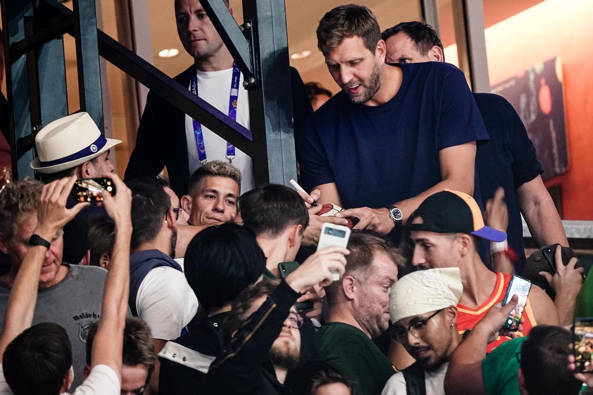 Berlin (Germany), 10/09/2022.- German basketball legend Dirk Nowitzki signs autographs during the FIBA EuroBasket 2022 round of 16 match between Spain and Lithuania at EuroBasket Arena in Berlin, Germany, 10 September 2022. (Baloncesto, Alemania, Lituania, España) EFE/EPA/CLEMENS BILAN