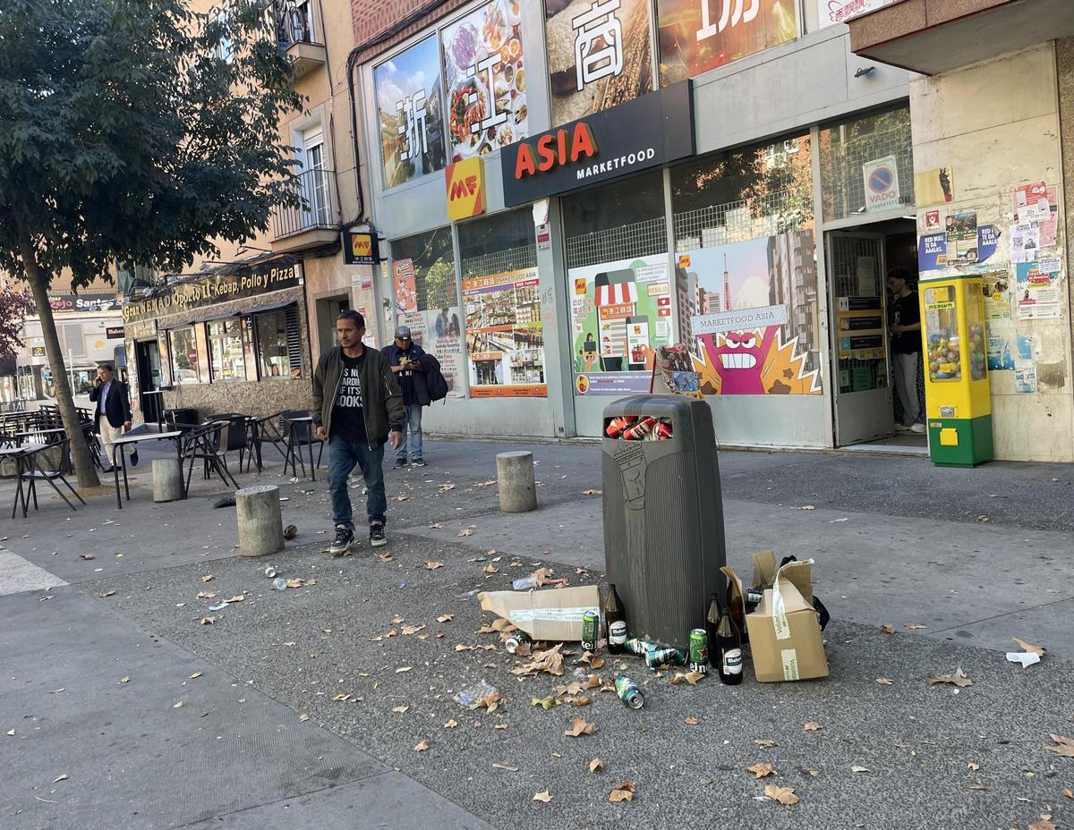 Suciedad y basura acumulada en las calles de Carabanchel (Madrid).
