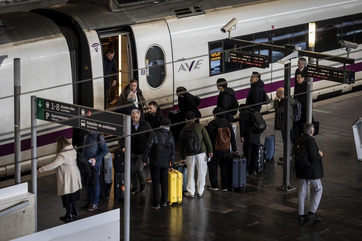 Viajeros acceden a un tren de alta velocidad en Delicias.